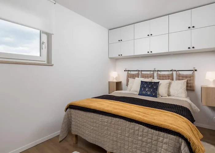 Charming Bako 로비니