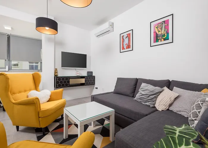 Charming Bako Ρόβινι